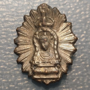 MEDALLA RELIGIOSA INSIGNIA ALTURA VIRGEN DE LA CUEVA SANTA METAL PLATEADO
