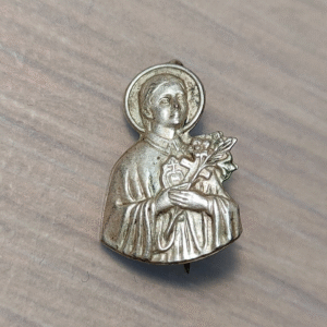 MEDALLA RELIGIOSA PIN BROCHE SANTO CON CRUZ Y LIRIOS PROBABL PLATA 20x12mm 0,71g