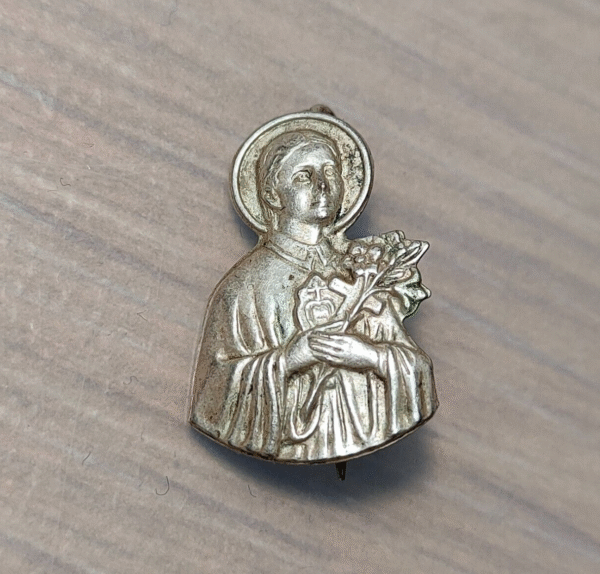 MEDALLA RELIGIOSA PIN BROCHE SANTO CON CRUZ Y LIRIOS PROBABL PLATA 20x12mm 0,71g