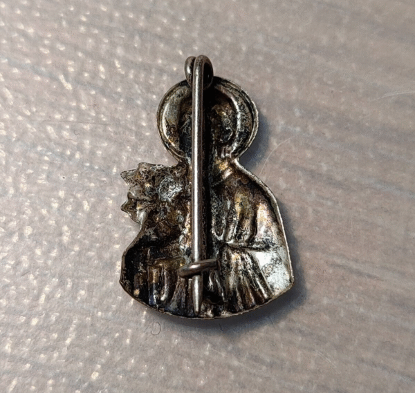 MEDALLA RELIGIOSA PIN BROCHE SANTO CON CRUZ Y LIRIOS PROBABL PLATA 20x12mm 0,71g - Imagen 2