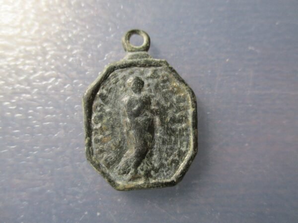 MEDALLA RELIGIOSA ANTIGUA OSTENSORIO ENTRE ANGELES / SANTO CON NIÑO - Imagen 2