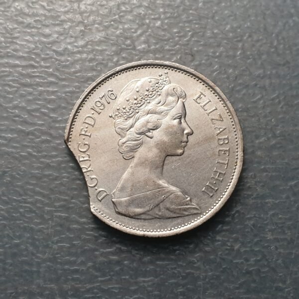 ERROR GRAN BRETAÑA GREAT BRITAIN 10 PENCE 1976 FALTA DE METAL FINAL DEL LISTEL - Imagen 2