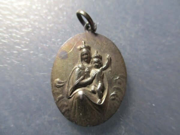 MEDALLA RELIGIOSA VIRGEN CON NIÑO 25x17 mm PROBABL. PLATA