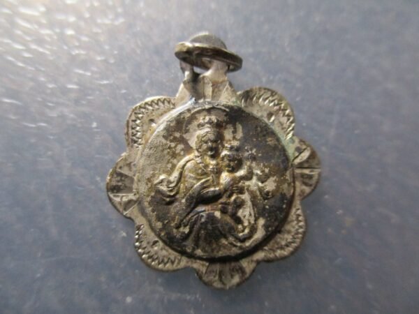 MEDALLA RELIGIOSA VIRGEN CON NIÑO 20x16 mm PLATA