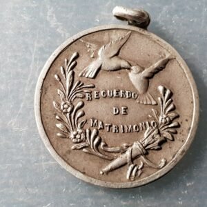 MEDALLA RELIGIOSA RECUERDO DE MATRIMONIO PALOMAS 29x26 mm PROBABL. PLATA