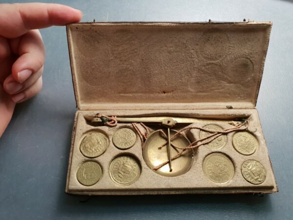 PONDERAL COIN WEIGHT ESTUCHE CON BASCULA Y 8 PONDERALES 182x82 mm