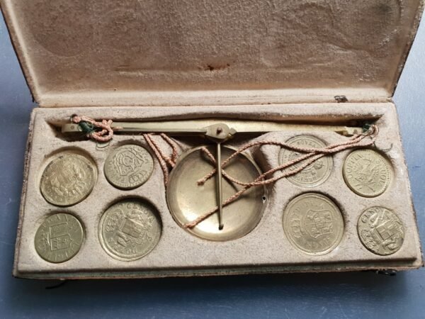PONDERAL COIN WEIGHT ESTUCHE CON BASCULA Y 8 PONDERALES 182x82 mm - Imagen 2