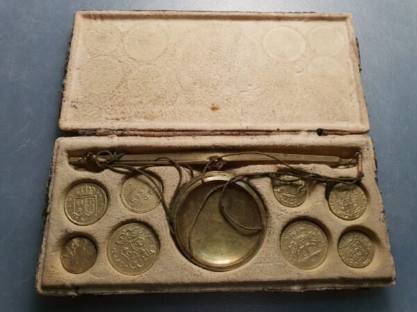 PONDERAL COIN WEIGHT ESTUCHE CON BASCULA Y 8 PONDERALES 178x83 mm