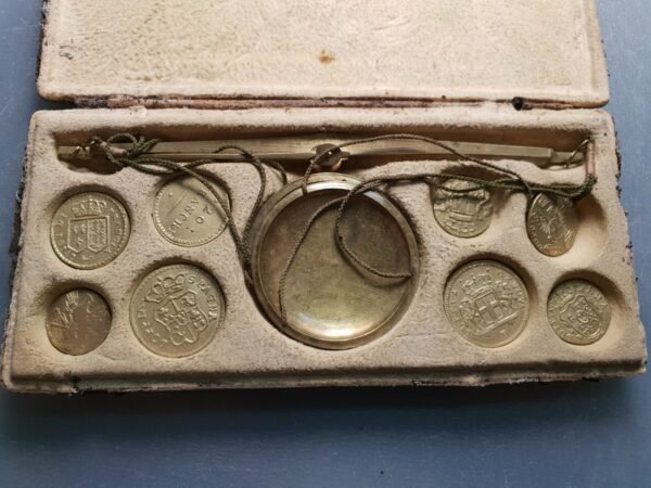PONDERAL COIN WEIGHT ESTUCHE CON BASCULA Y 8 PONDERALES 178x83 mm - Imagen 2