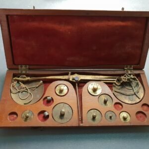 PONDERAL COIN WEIGHT ESTUCHE MADERA CON BASCULA Y 8 PONDERALES 195x78 mm