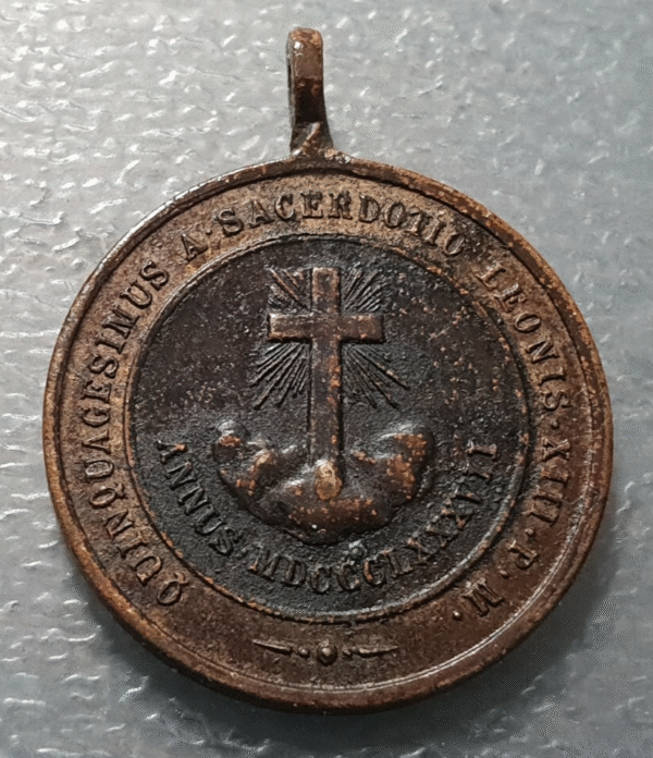 MEDALLA RELIGIOSA BIMETALICA 1887 PAPA LEON XIII 50 AÑOS SACERDOCIO 32x25 mm - Imagen 2