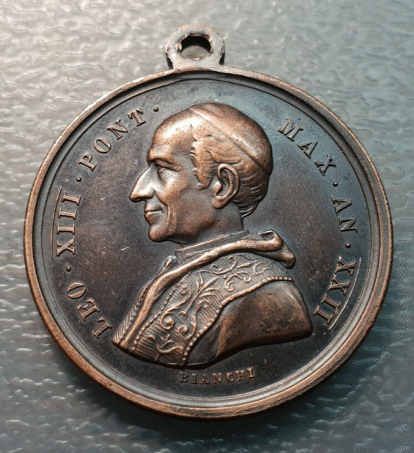 MEDALLA RELIGIOSA PAPA LEON XIII JUBILEO AÑO SANTO 1900 PUERTA SANTA 33x28 mm - Imagen 2