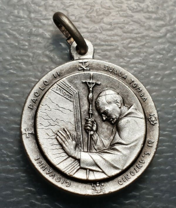 MEDALLA RELIGIOSA 1982 PAPA JUAN PABLO II TUMBA S ANTONIO PADUA PADOVA 26x23 mm