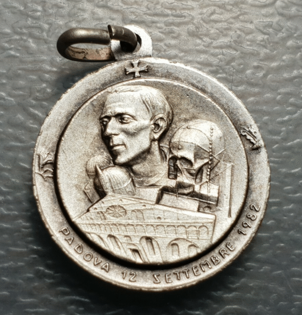 MEDALLA RELIGIOSA 1982 PAPA JUAN PABLO II TUMBA S ANTONIO PADUA PADOVA 26x23 mm - Imagen 2