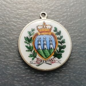 SAN MARINO MEDALLA CON ESCUDO DEL PAIS PLATA Y ESMALTES 25x22 mm