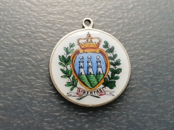 SAN MARINO MEDALLA CON ESCUDO DEL PAIS PLATA Y ESMALTES 25x22 mm