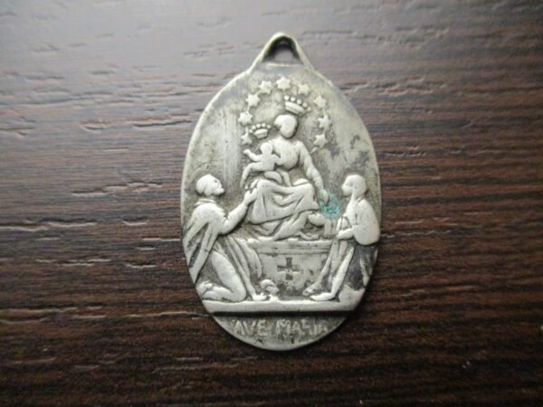 MEDALLA RELIGIOSA VIRGEN CON NIÑO EN TRONO ENTRE SANTOS - AVE MARIA