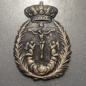MEDALLA RELIGIOSA PLACA JESUS CRICIFICADO Y DOS ANGELES SOBRE NUBE AL PIE CRUZ