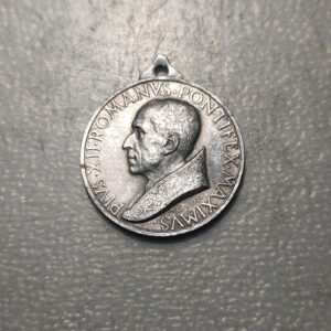 MEDALLA RELIGIOSA ROMA PIO XII PUERTA SANTA AÑO JUBILAR 1950 METAL PLATEADO