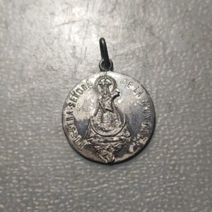 MEDALLA RELIGIOSA CACERES NUESTRA SEÑORA DE LA MONTAÑA METAL PLATEADO